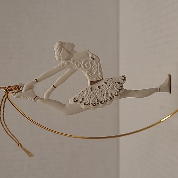 Vintage Wedgwood White Jasper Figure Skater Christmas Ornament in Original Box - Picture 9 of 16